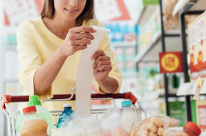 frau-kontrolliert-bon-beim-einkaufen