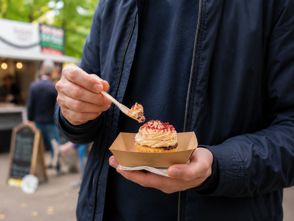 G2N Foodtray – Snackschale aus Karton, kraftbraun, PE beschichtet, fettresistent – Beispielbild im Einsatz